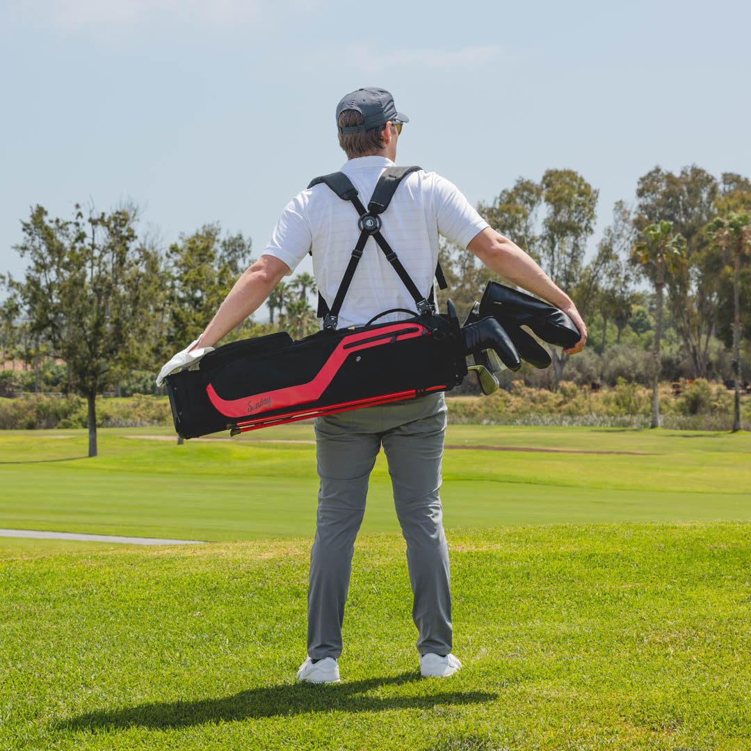 Man carrying the el camino black jack golf bag on a golf course
