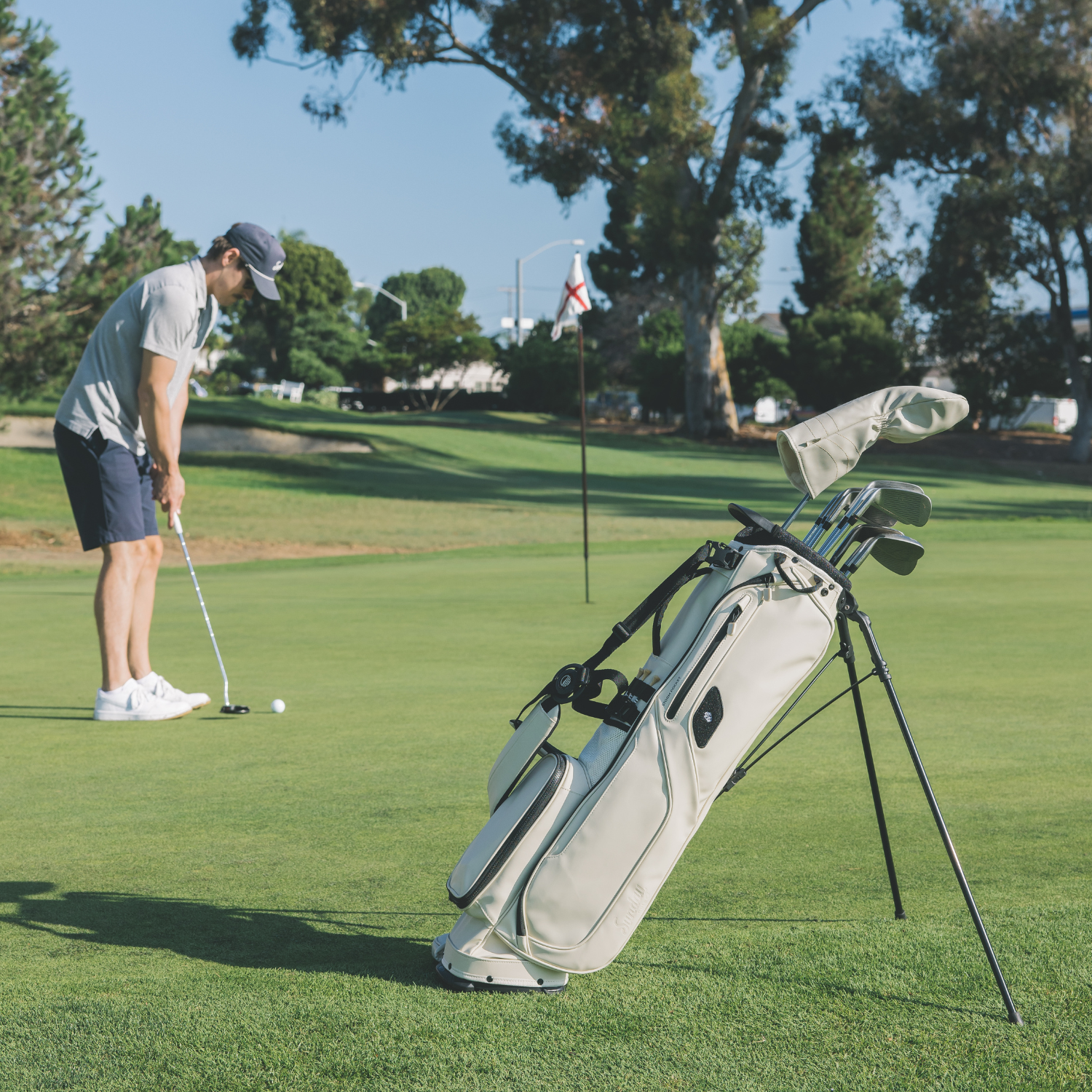 Golfer on a field with El Camino S-class golf bag in Cream