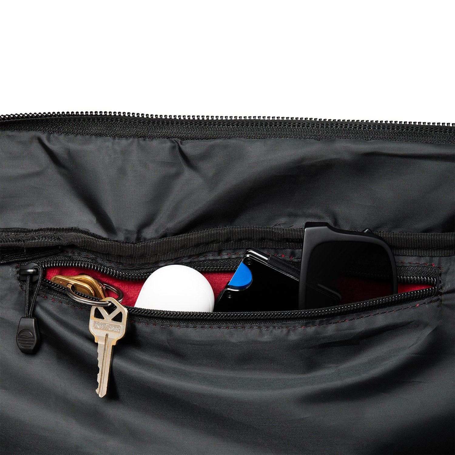 A close up shot showing the valuables pouch of the mule travel golf bag