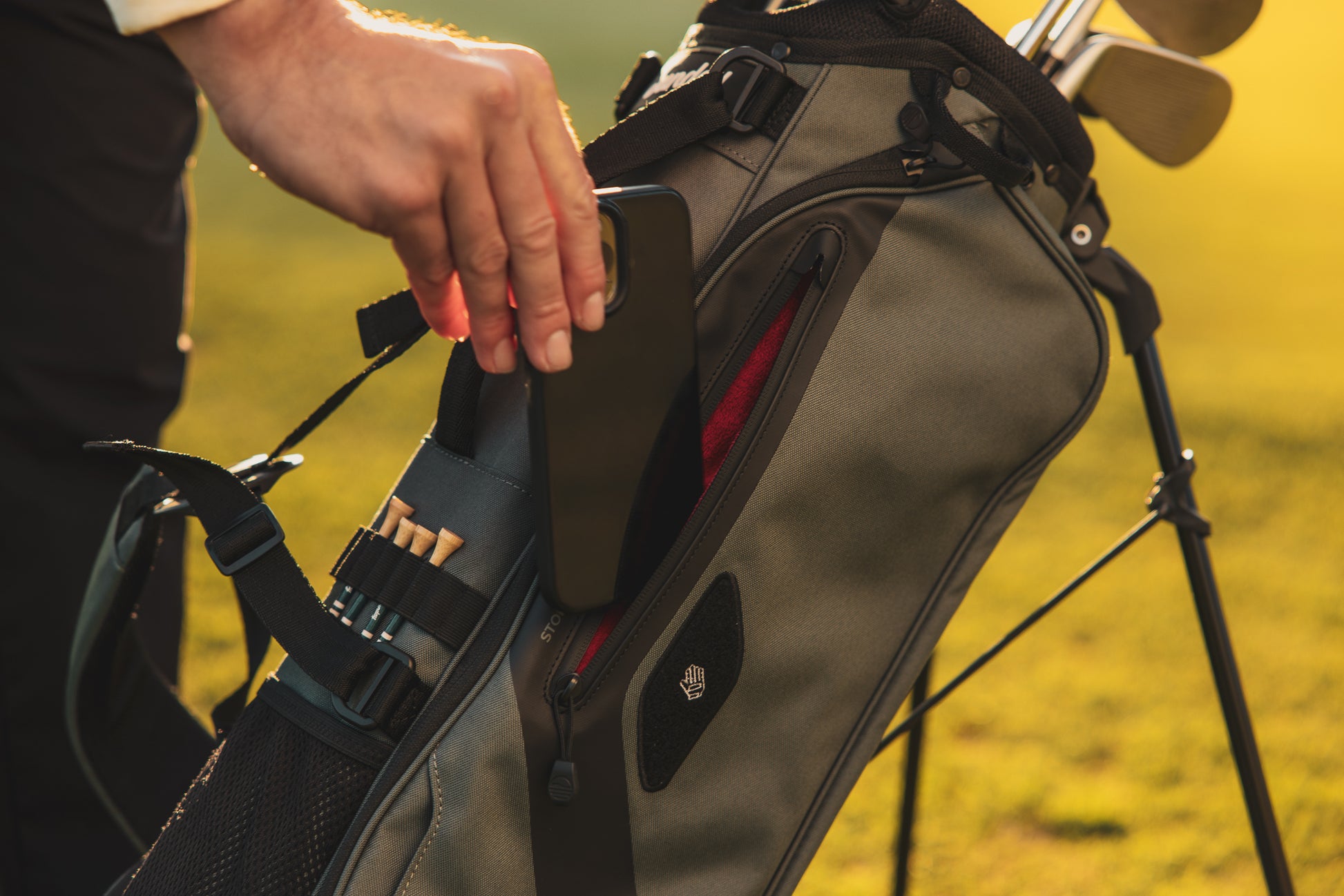 Detail photo of the valuables pouch on the midnight green El Camino golf bag